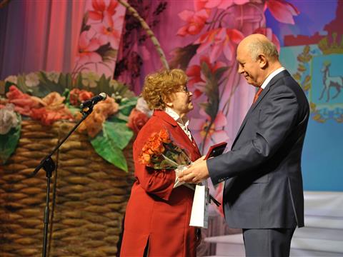 Представительницы прекрасного пола получили цветы от губернатора Самарской области
