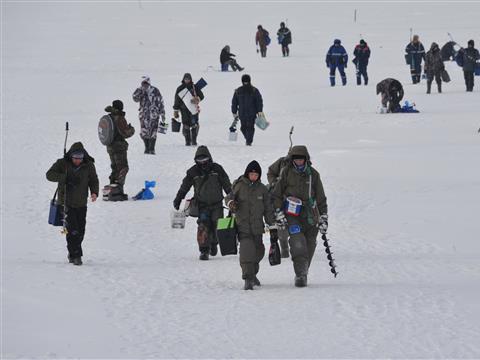 На Черновском водохранилище при 28-градусном морозе прошли соревнования по рыбалке со льда