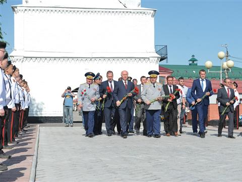 Николай Меркушкин и главнокомандующий ВВС России, генерал-полковник Виктор Бондарев возложили цветы к вечному огню в Сызрани