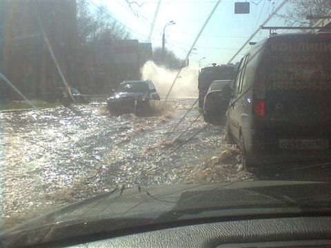 Улицу Стара-Загора затопило водой из прорвавшегося трубопровода