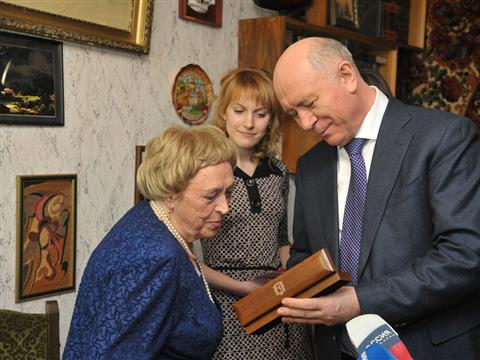 Губернатор поздравил с 90-летним юбилеем Героя Социалистического Труда Елену Шпакову