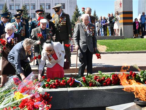 В Самаре состоялась торжественная церемония возложения цветов к Вечному огню и горельефу "Скорбящей Матери-Родине"