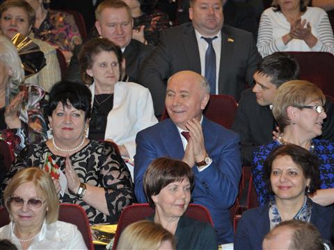 Николай Меркушкин поздравил жительниц Автограда с наступающим праздником весны