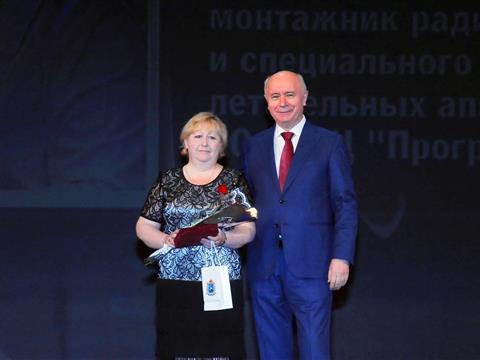 В Самарском театре оперы и балета губернатор в честь 8 марта дарил женщинам цветы 