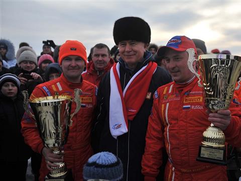 Николай Меркушкин вручил кубок губернатора победителю этапа чемпионата России по трековым автогонкам