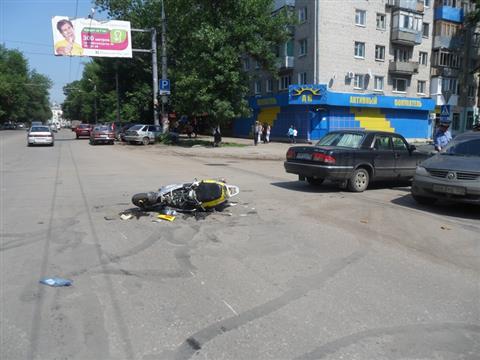 Юноша на скутере врезался в "Волгу" на пр. Металлургов 