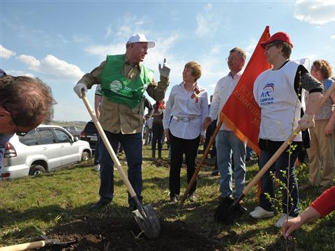 Николай Меркушкин принял участие в высадке деревьев в зеленой зоне Тольятти