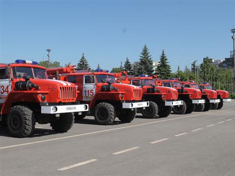 Николай Меркушкин вручил 20 пожарных машин муниципальным районам области 