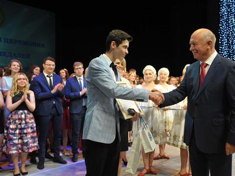 Губернатор вручил Золотые медали выпускникам школ Тольятти