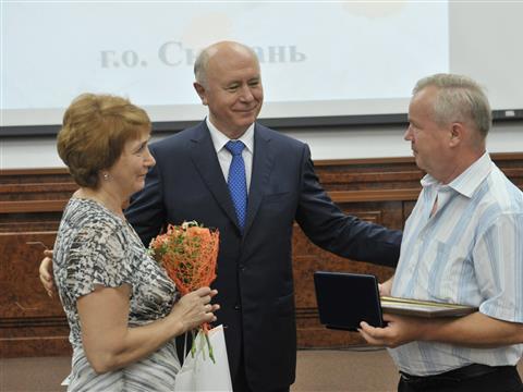 Николай Меркушкин вручил медали "За любовь и верность" 