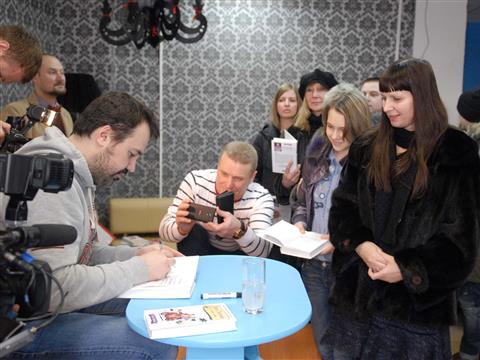 Резидент Comedy Club Антон Лирник представил самарцам дебютную книгу