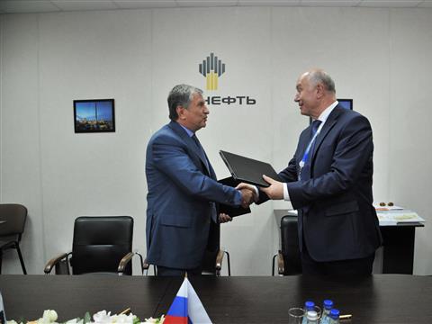 Губернатор принял участие в подписании соглашения о продаже 100% холдинга "САНОРС" компании "Роснефть"