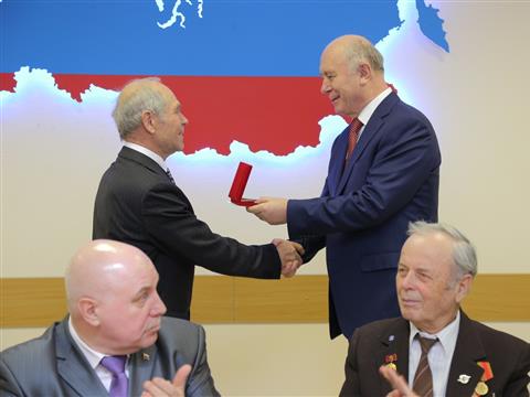 Губернатор вручил памятные медали участникам Парада Памяти 