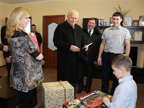 Губернатор отметил качество строительства дома молодой семьи в Кошках
