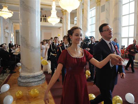 В театре оперы и балета состоялся первый городской кадетский бал
