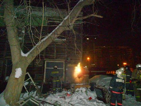 В центре Самары горел двухэтажный деревянный дом 