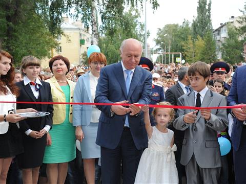 Николай Меркушкин принял участие в открытии отремонтированного дома культуры "Сатурн" в поселке Береза