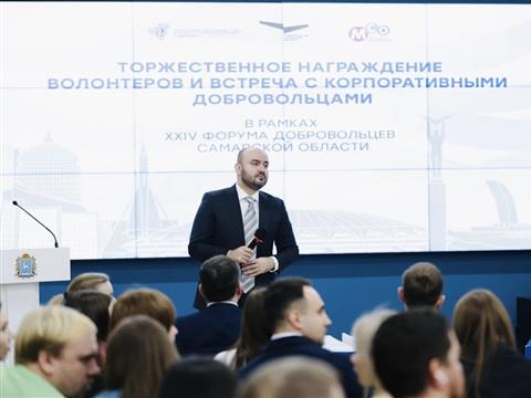 В Самаре губернатор Вячеслав Федорищев наградил лучших волонтеров