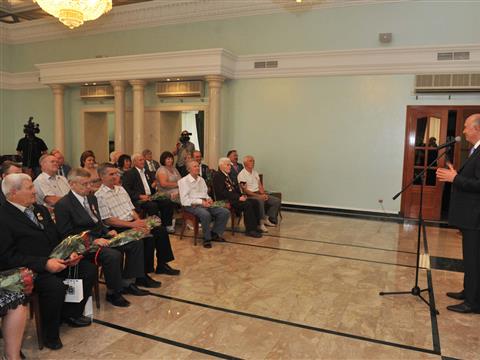 Николай Меркушкин накануне дня России наградил заслуженных людей области