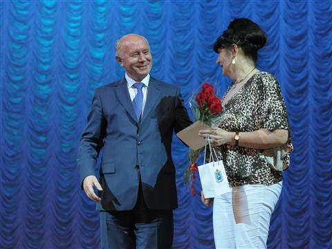 Николай Меркушкин поздравил заслуженных соцработников Автограда 