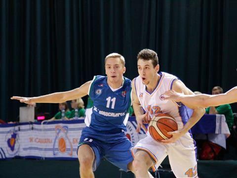 Баскетбольная "Самара" уверено переиграла "Новосибирск" - 75:67