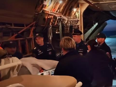 МЧС опубликовало видео загрузки раненых при атаке БПЛА на спецборт в Москву