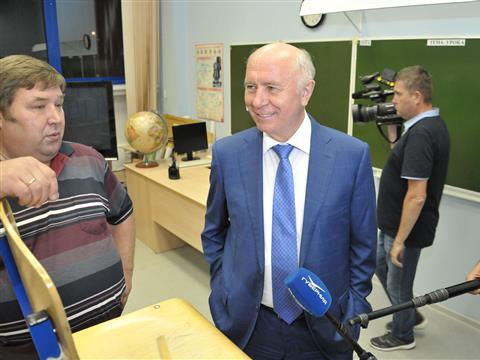 Губернатор Николай Меркушкин посетил Академию футбола имени Юрия Коноплева