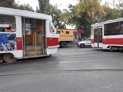 В центре Самары трамвай сошел с рельсов