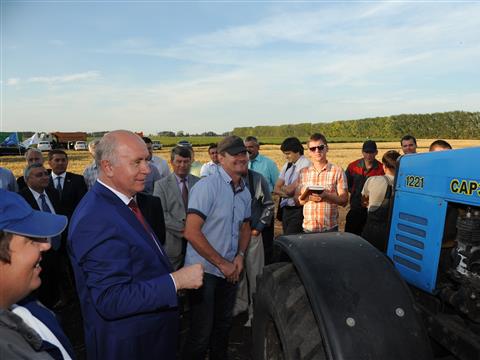 Николай Меркушкин ознакомился с ходом уборки семенного картофеля на полях ЗАО "Самара-Солана"