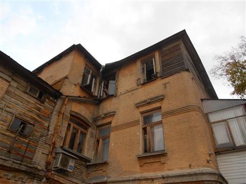 Пожарные тушили жилую комнату во флигеле Дома журналистов