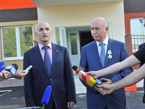 Ростислав Хугаев и Николай Меркушкин посетили микрорайон "Волгарь"