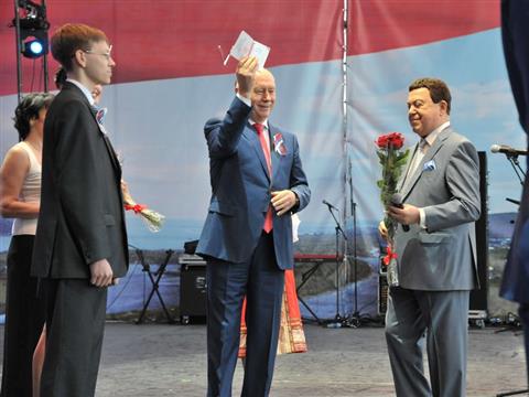 Иосиф Кобзон и Николай Меркушкин вручили российские паспорта переселенцам из Донецка