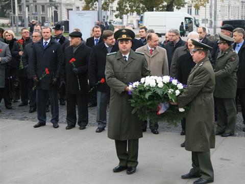 Работа экономической миссии началась с торжественного возложения венка к мемориалу советским воинам, павшим при освобождении Вены в 1945 г.
