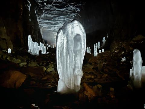 Перевернутые сосульки: в Сокских штольнях выросли сталагмиты 