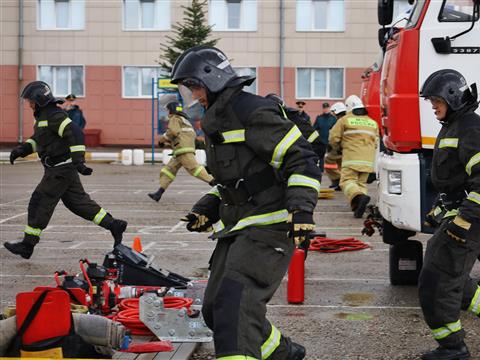 В Самаре сотрудники МЧС показали навыки ликвидации ДТП