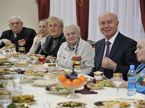 Губернатор Николай Меркушкин поздравил женщин-ветеранов с Международным женским днем