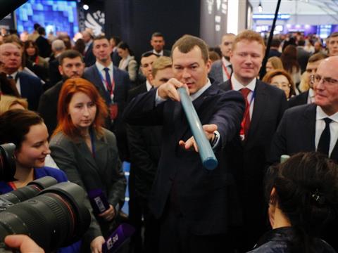 Дмитрий Чернышенко и Михаил Дегтярев осмотрели выставочное пространство форума "Россия - спортивная держава"