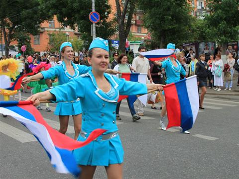 Самарцы открыли День города карнавальным шествием