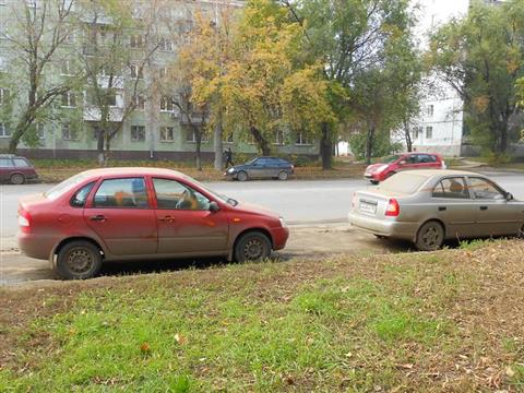 На ул. XXII Партсъезда неизвестные разрисовали припаркованные машины оранжевой краской