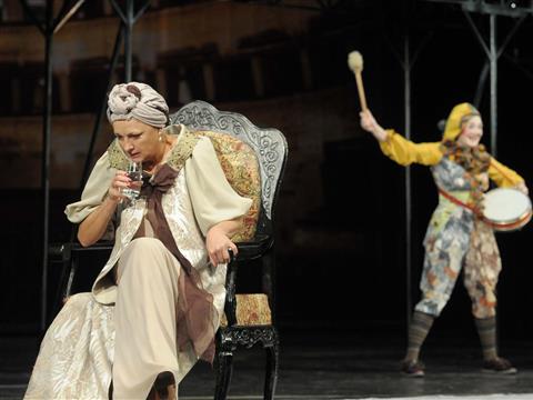 Театр "Колесо" открыл сезон премьерой спектакля "Священные чудовища" по пьесе Жана Кокто