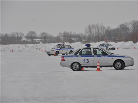 Самарские инспекторы ДПС отрабатывают приемы контраварийной езды на льду