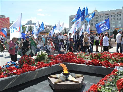 Торжественное возложение цветов к Вечному огню и горельефу "Скорбящей Матери-Родине" на площади Славы
