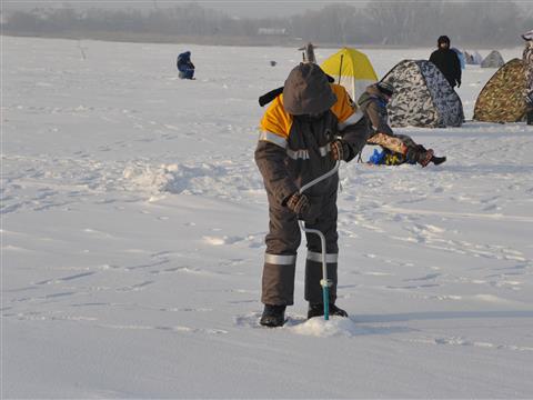На Черновском водохранилище при 28-градусном морозе прошли соревнований по рыбалке со льда