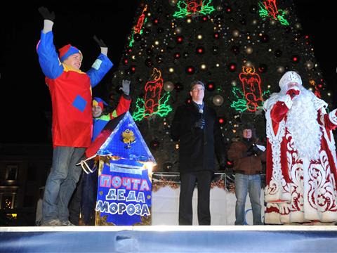 Главный Дед Мороз страны зажег елку на площади Куйбышева