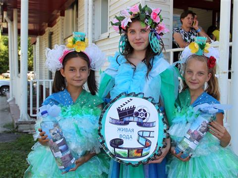 В Исаклах прошел экологический карнавал "Голубая лента"