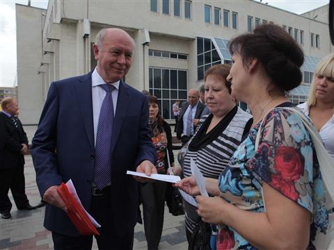 В ДК "ТольяттиАзот" проходит встреча губернатора Николая Меркушкина с жителями Комсомольского района Тольятти