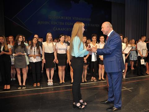 Губернатор Николай Меркушкин вручил медали "За особые успехи в учении" выпускникам школ из малых городов и районов