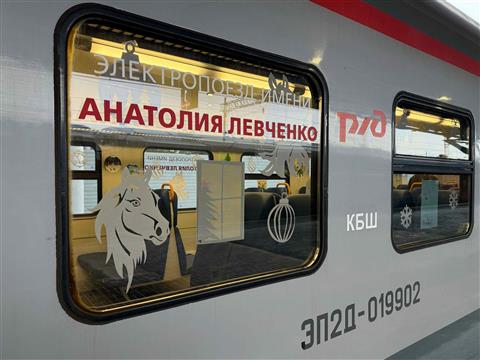 "Новогодний поезд": юные самарцы украсили электричку к Новому году