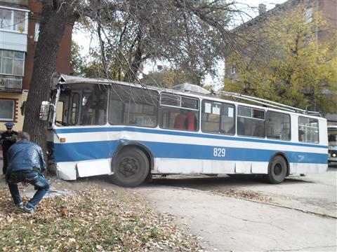 В Самаре троллейбус врезался в дерево, пострадали водитель и кондуктор