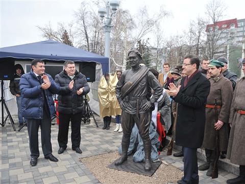 В Самаре торжественно открыли скульптуру товарища Сухова
